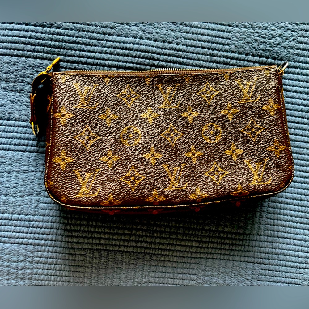 Incredible Louis Vuitton pochette!